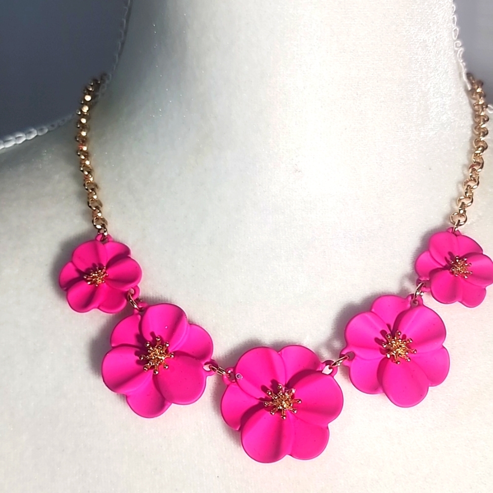 Liz Claiborne Pink Floral Necklace And Earrings Set. - Picture 5 of 9